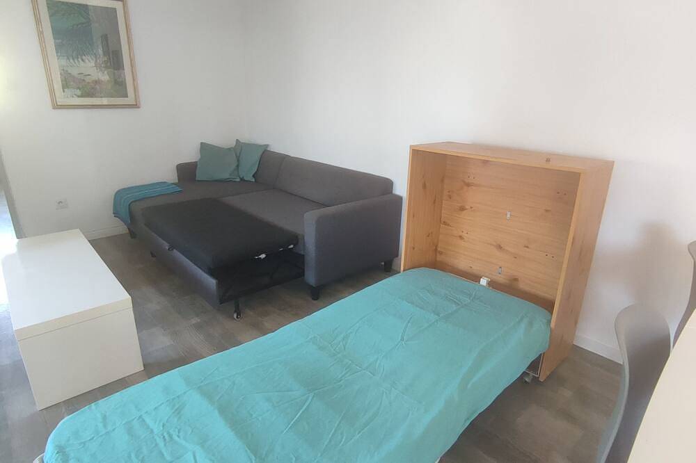 Entire apartment, T2 terrace clim easy parking in Toulon, Mediterranean Coast (France)