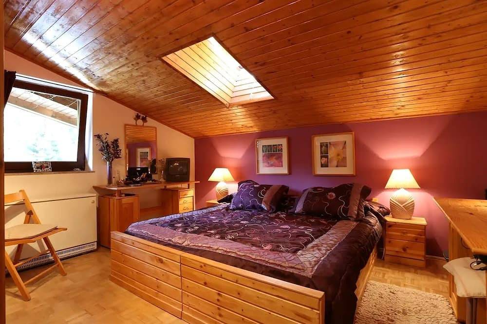 Entire apartment, This cosy chalet apartment,is located in a central, yet quiet, part of Saalbach in Saalbach, Saalbach-Hinterglemm