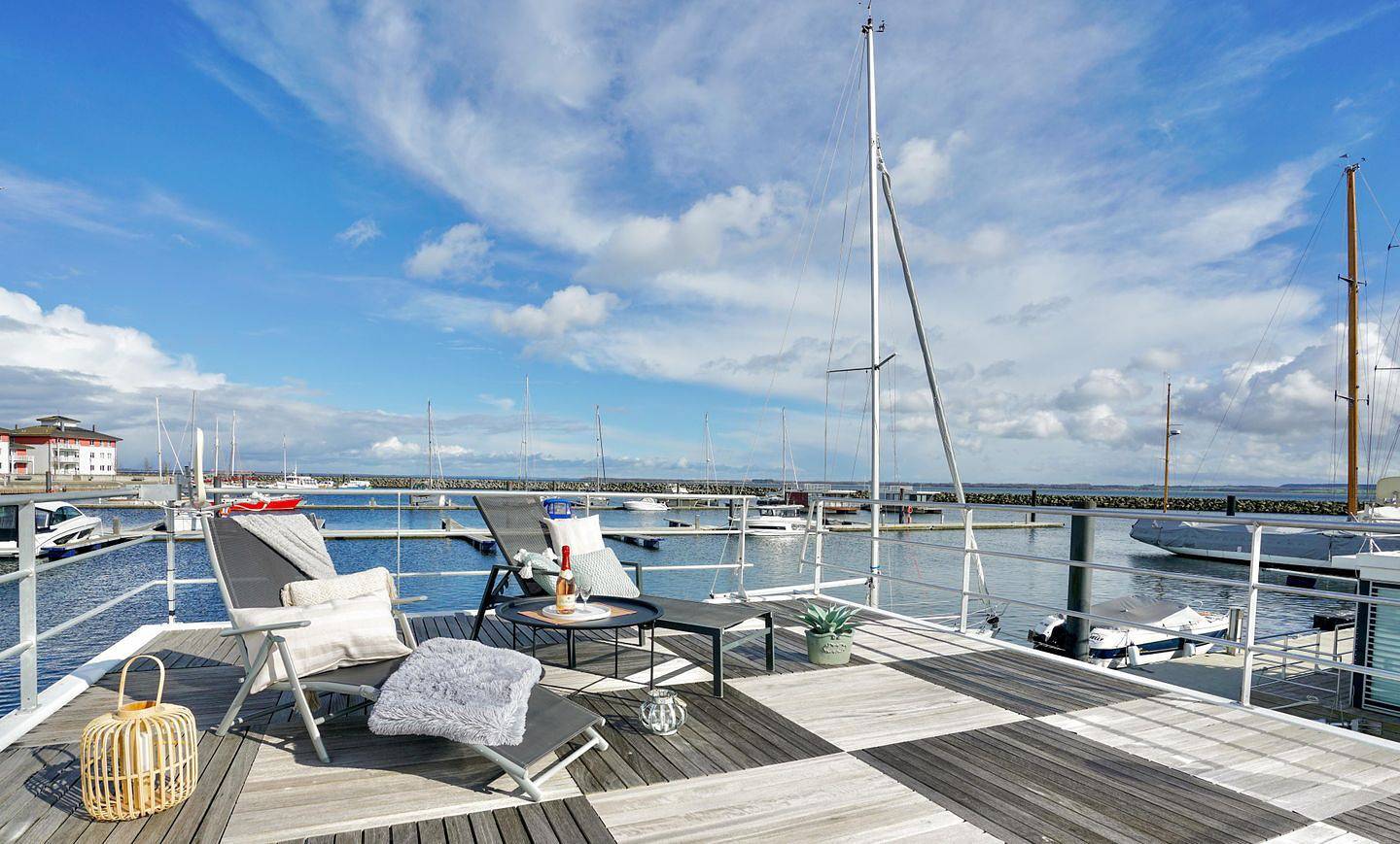 Floating 44 in Boltenhagen - festliegendes Hausboot in der Weißen Wiek in Boltenhagen, Mecklenburger Bucht