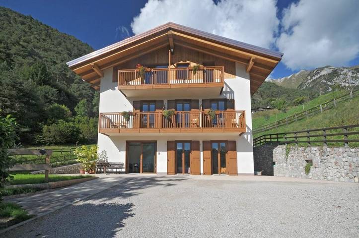 Ferienwohnung, mit Balkon und Garten sowie Seeblick in Mezzolago
