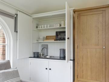 Log Cabin for 2 People in Fittleworth, South East England, Photo 3