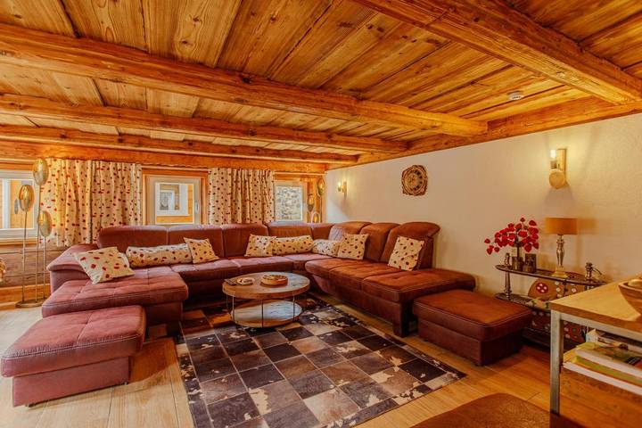 Ferienhaus für 9 Personen, mit Whirlpool und Terrasse sowie Garten und Pool in Hainewalde