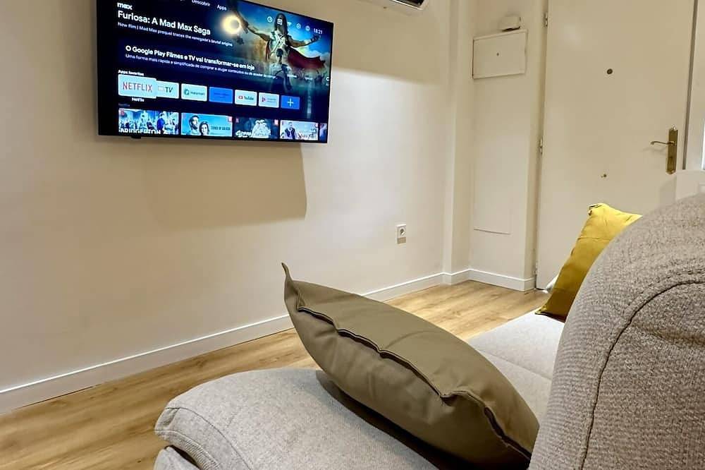 Entire apartment, New Apartment Madrid Feria 102 in Madrid, Madrid Province