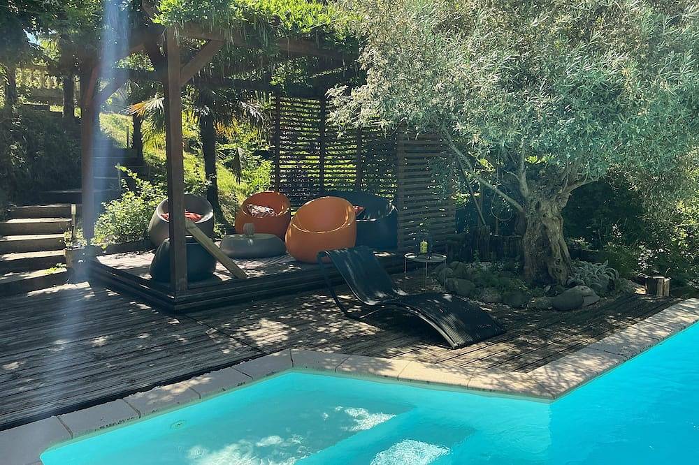 A charming vacation rental nestled in a lush green setting 🌺 Pets welcome🐶 in Eauze, Gers