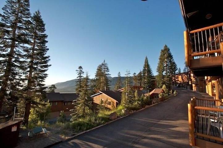 Vacation rental for 6 people, with sauna and balcony as well as hot tub and pool in Mammoth Lakes