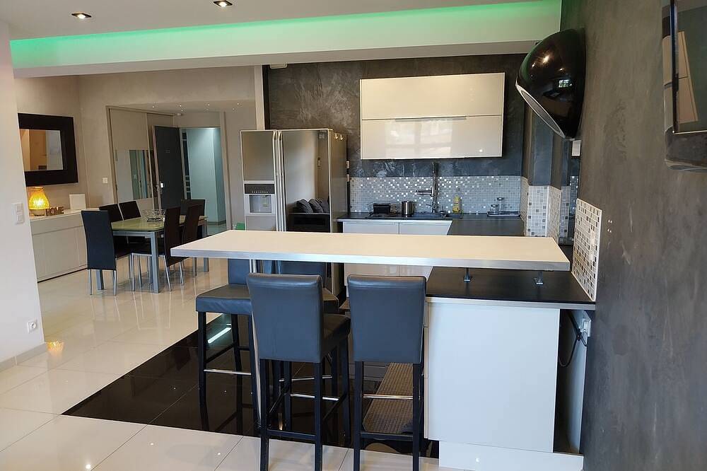 Entire apartment, Spacious modern apartment - close to beaches and avenue 83 in La Valette-du-Var, Toulon region