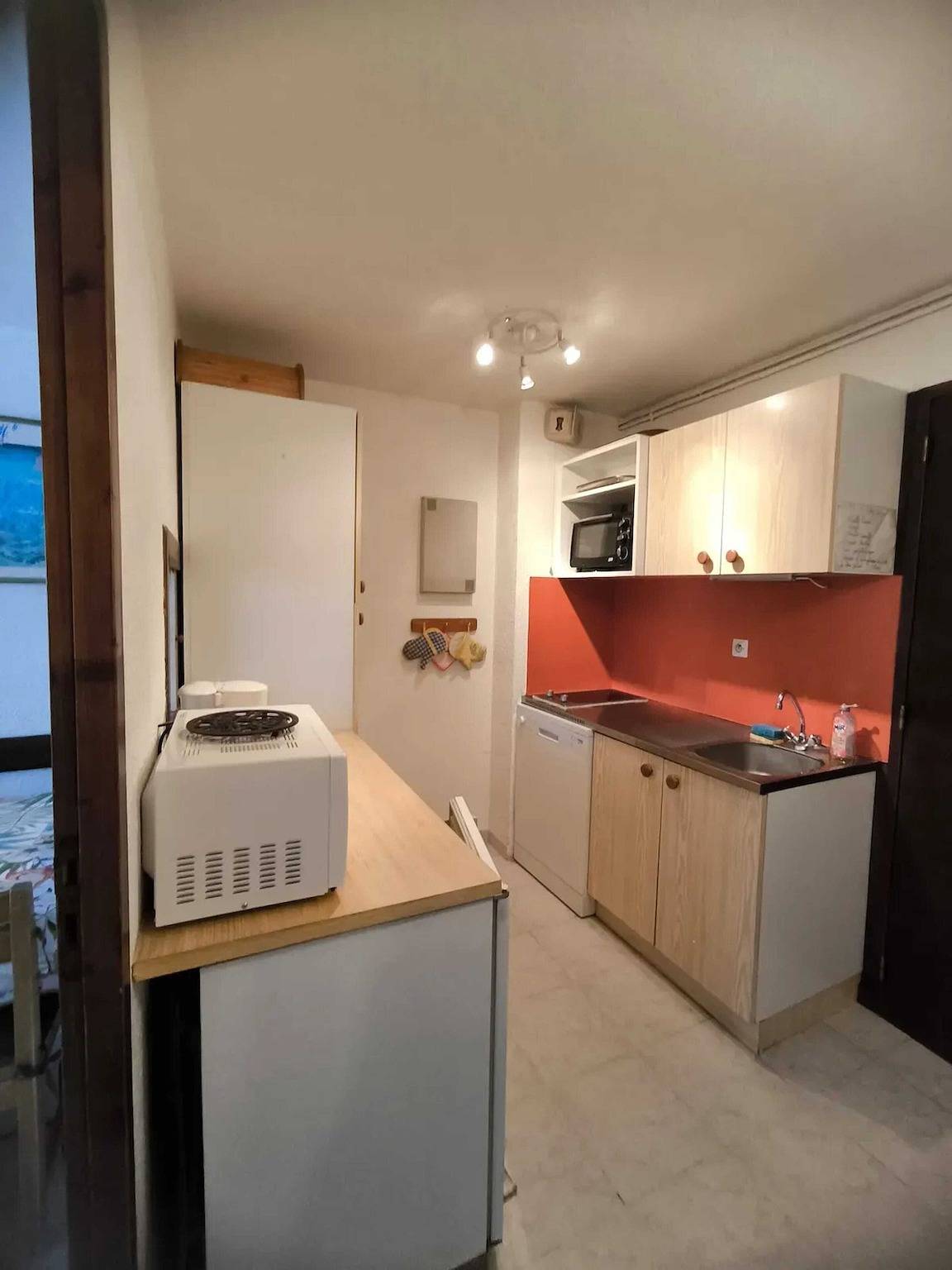 Entire studio, Modern Studio in Taninges with Mountain View - 35 m² in Le Praz de Lys, Taninges