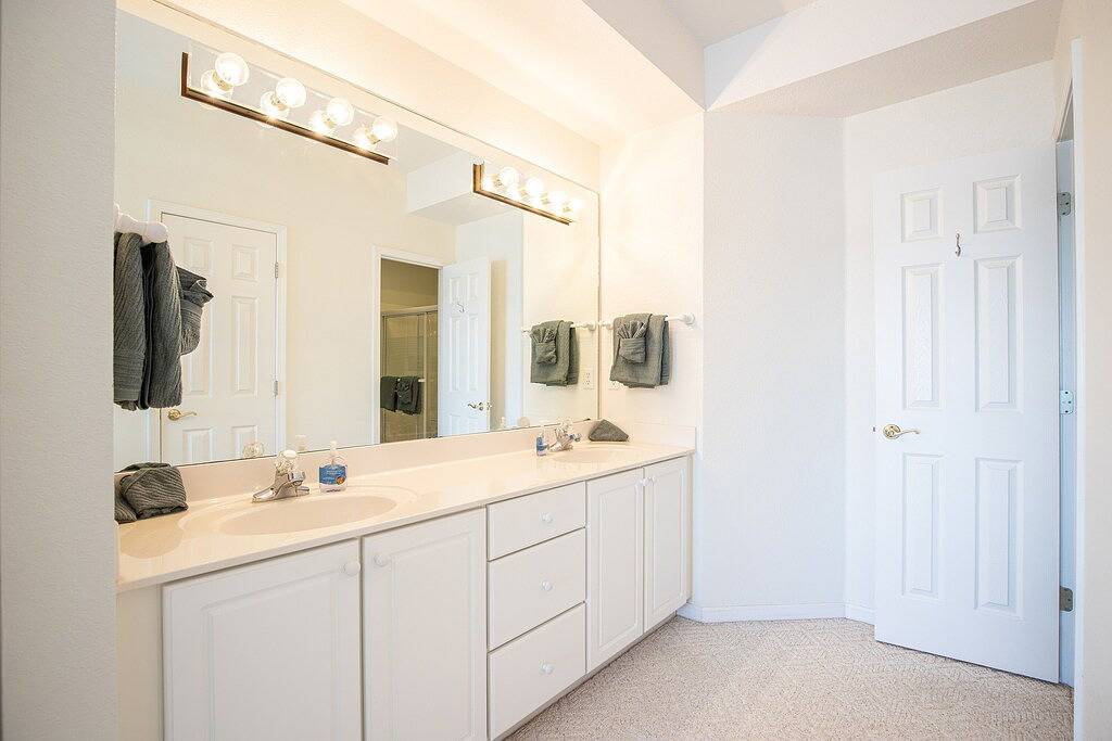 Ganze Wohnung, Breathtaking Views - Two Pools - Enclosed Balcony in Lake Ozark, Lake of the Ozarks