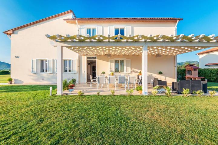 Elegant villa furnished in a modern style with spacious garden, swimming pool, indoor heated jucuzzi-Villa Le Terme in Monsummano Terme, Provincia di Pistoia