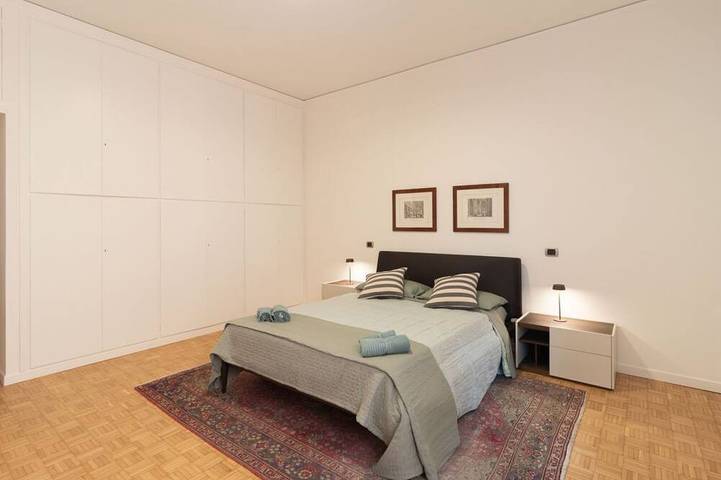 Ganze Wohnung, Guesthost - Elegant apartment of 193 sqm located on the first floor of a vintage building with elevator (5 steps to access), able to accommodate up to 7 people.The accommodation is located near the city center of Mantua, in just 15 minutes walk you can r in Mantua, Mantua Provinz