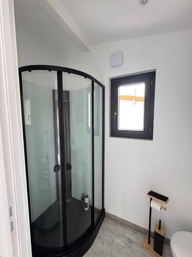 Gîte pour 2 personnes, avec Terrasse ainsi que Jardin et Piscine à Crêches-sur-Saône - 2