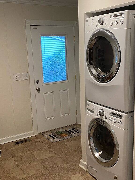 Spacious 3 bedroom House with screen porch .6 mile from downtown Southport, Nc in Southport (NC), Brunswick County