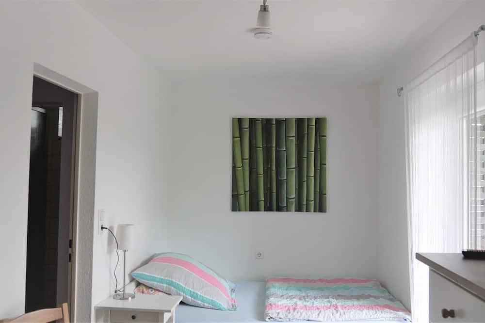Ganze Wohnung, Schöne  kleine Wohnung, ruhig und doch zentral, mit gutem Nahverkehr in Bad Cannstatt, Stuttgart
