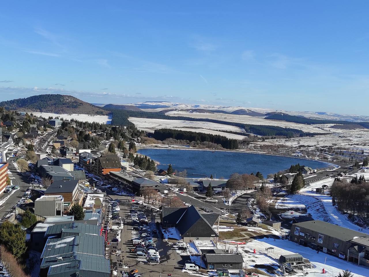 Entire apartment, Spacious Apartment at the Foot of the Slopes in Super Besse, Besse-et-Saint-Anastaise