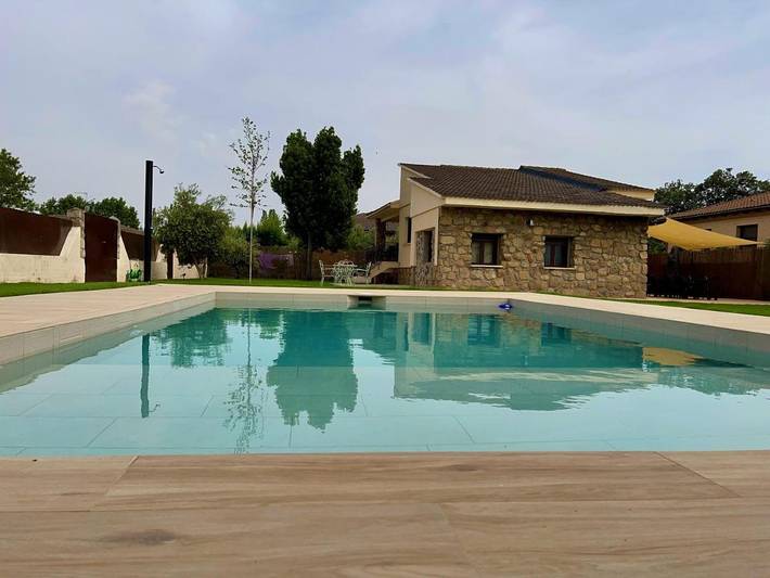 Location de vacances pour 12 personnes, avec Balcon et Terrasse ainsi que Jardin et Piscine à Escalona