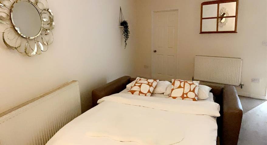Impeccable 1-Bed, Sleeps 2, Free Parking in Wakefield, West Yorkshire