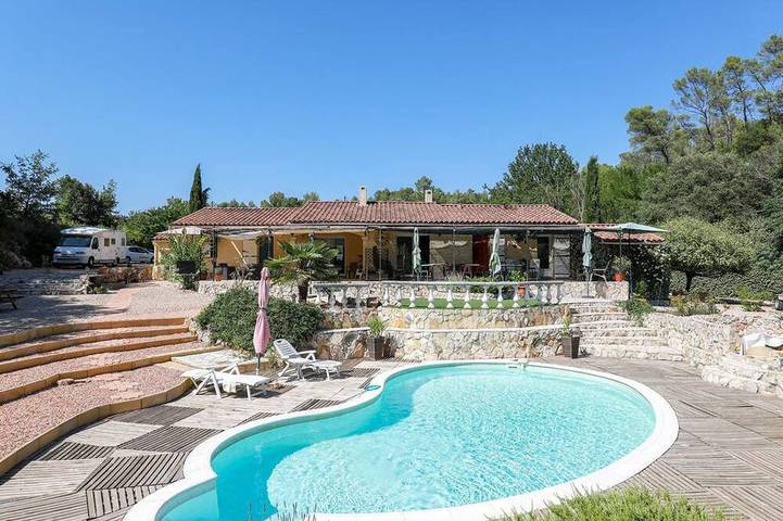 Location de vacances pour 4 personnes, avec Terrasse ainsi que Jardin et Piscine à Varages