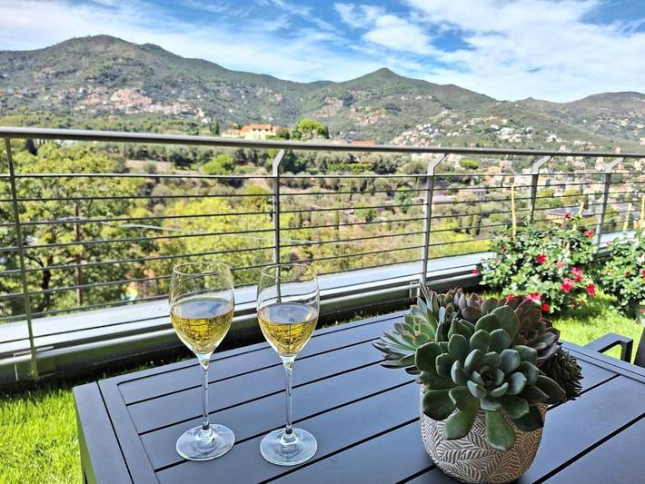 Ferienwohnung für 4 Personen, mit Terrasse und Pool sowie Ausblick