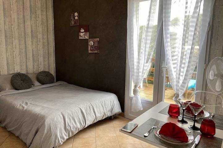 Appartement entier, Studio indépendant dans villa avec piscine. Jaccuzi privatif, à 40 mn des plages in Vidauban, Région de Draguignan