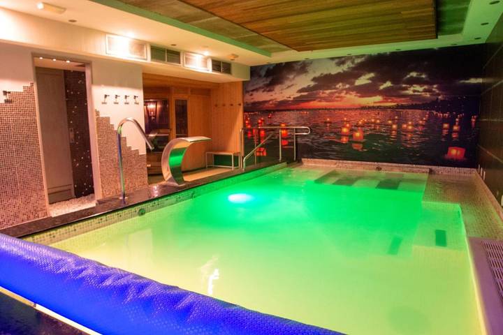 Apartamento para 2 personas, con terraza y vistas además de sauna y piscina en León