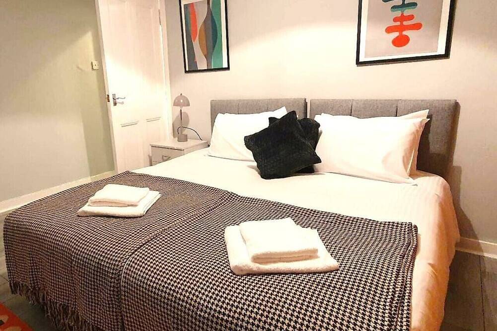 Mackie House: A fully equipped house in a residential area within the costal town of Port Glasgow in Inverclyde