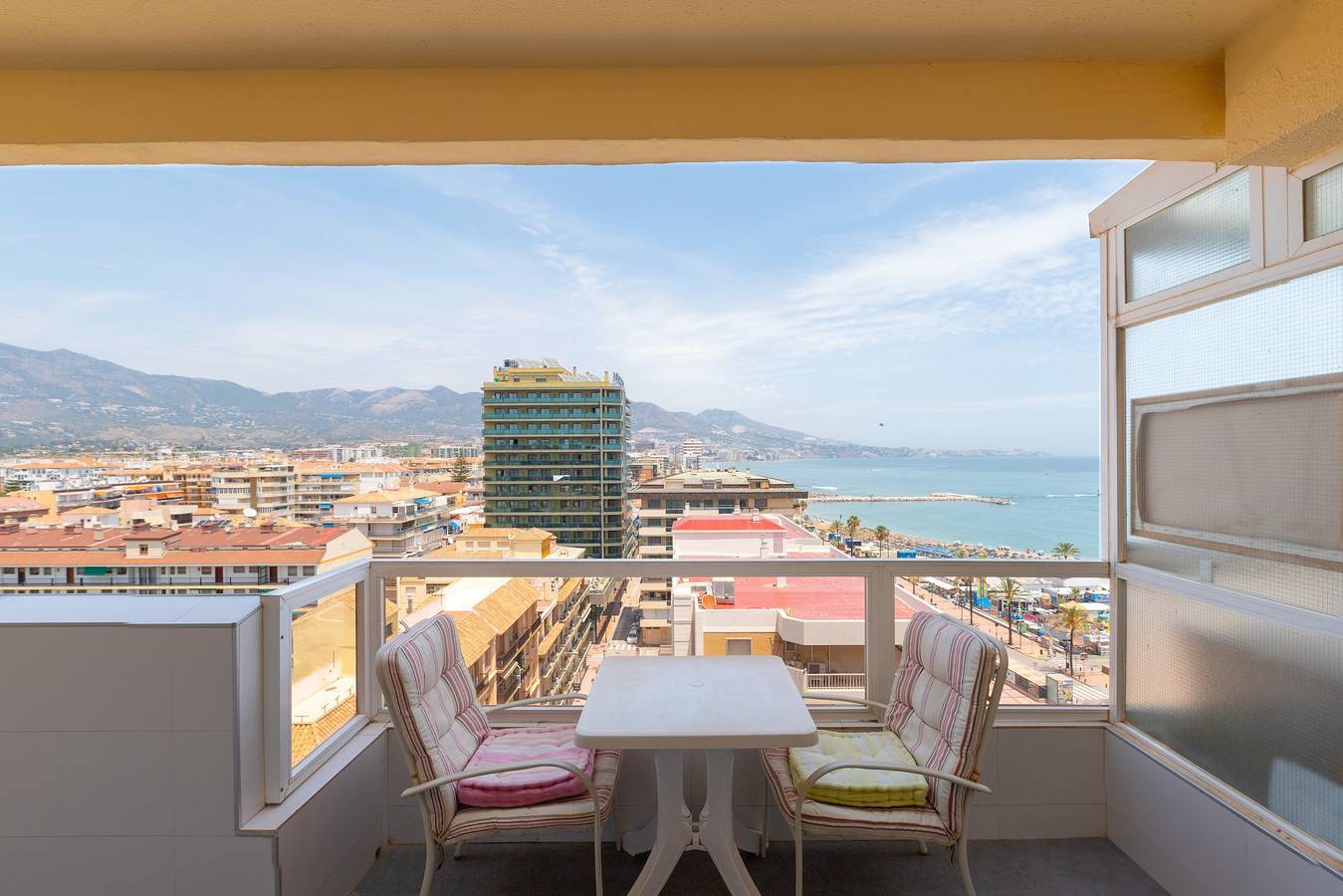 Entire apartment, Apartment 'Penthouse with private pool' with Sea View, Wi-Fi and Air Conditioning in Fuengirola Centre, Fuengirola