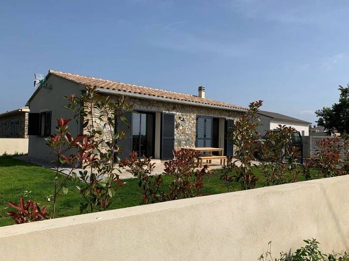 Location de vacances pour 4 personnes, avec jardin et vue à Aléria