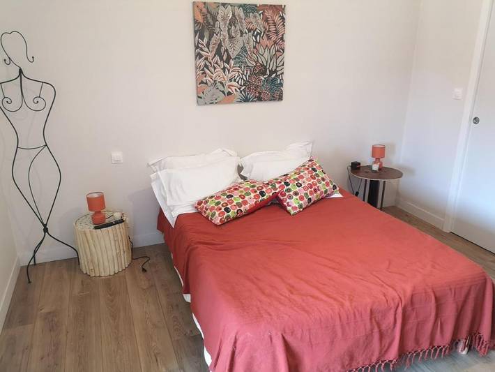 Gîte pour 2 personnes, avec Terrasse ainsi que Jardin et Piscine à Charron