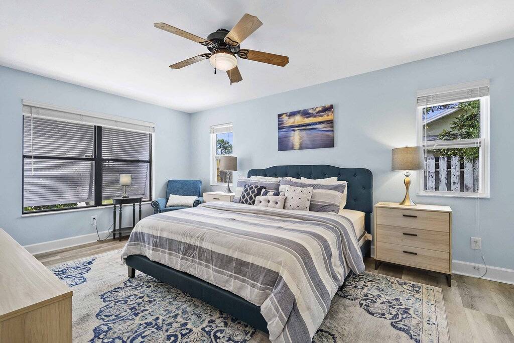 Clean Home Large Heated-Pool - 3/2 +Ofc/den - 3 Miles to Beach \"Jupiter Escape\" in Jupiter, Palm Beach County