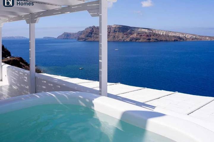 Casa de vacaciones para 4 personas, con piscina además de jacuzzi y balcón en Oia