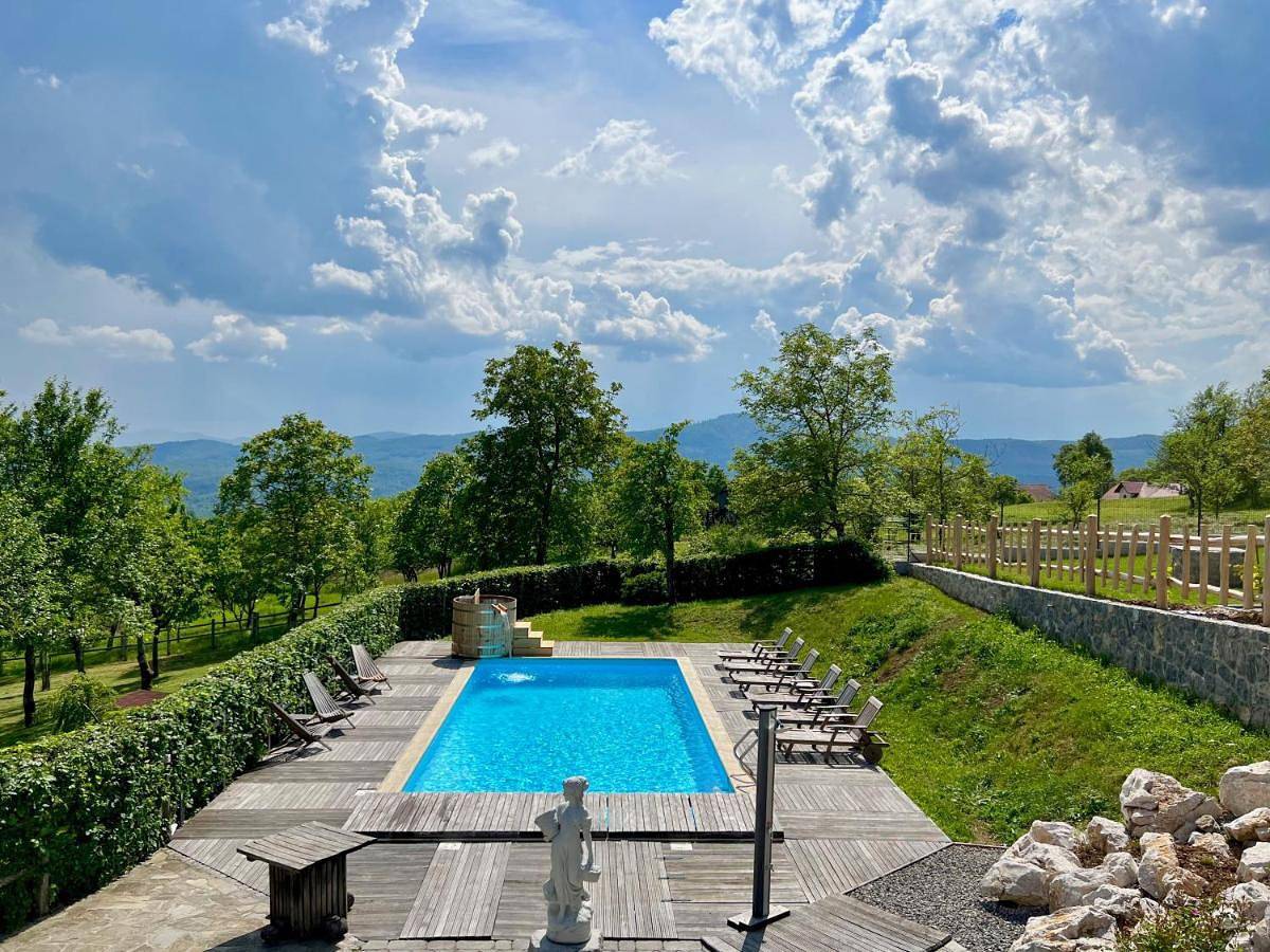 Four-Bedroom Apartment with Balcony in Slowenien