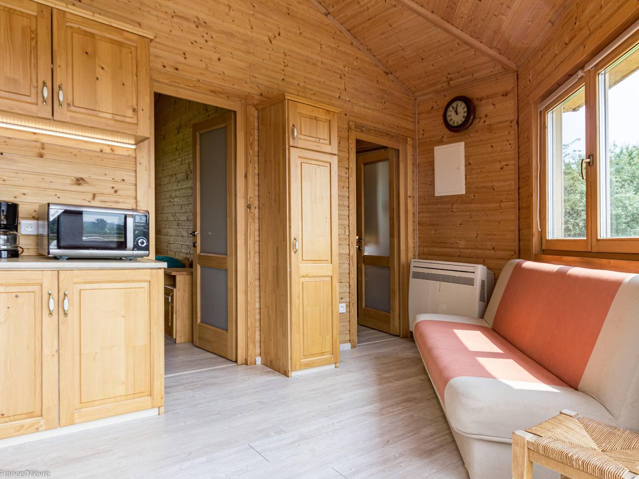 Ungewöhnliches Chalet am Fluss, ruhig und alles inklusive in Cercy-la-Tour, Nièvre