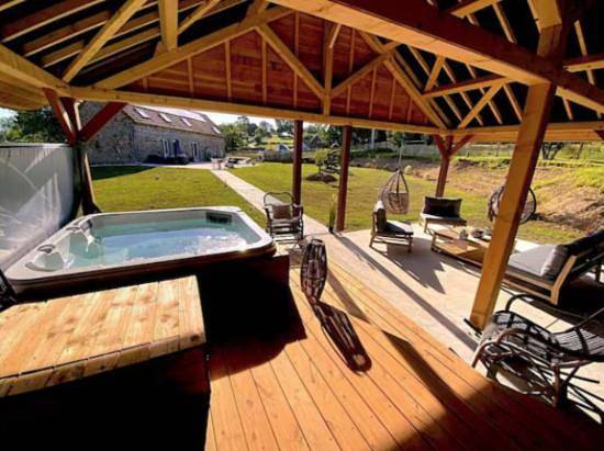 Location de vacances pour 4 personnes, avec jacuzzi ainsi que jardin et terrasse, animaux acceptés à La Chaise-Baudouin - 2