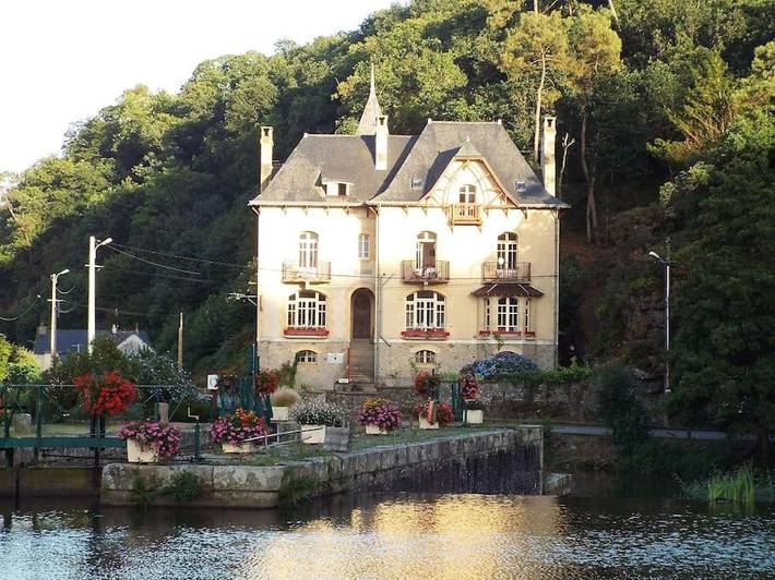 Location de vacances pour 15 personnes, avec Balcon et Terrasse ainsi que Jardin et Vue à Rohan