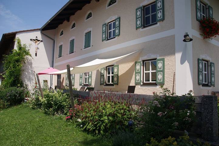 Ganze Ferienwohnung, Moserhof - Galeriewohnung 60 qm mit 2 separaten Schlafzimmer, Wohnraum mit Küchenzeile in Samerberg, Bayerische Alpen