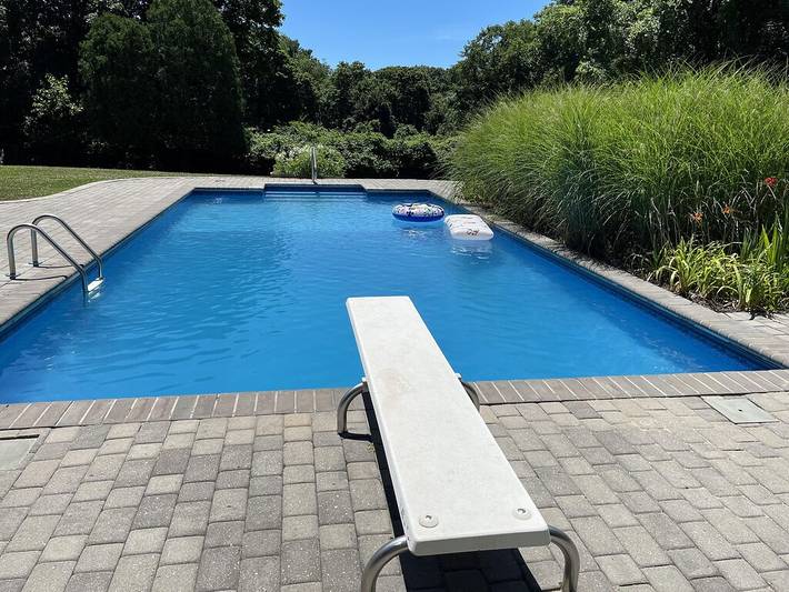 Vacation house for 6 people, with pool and hot tub as well as yard in Long Island