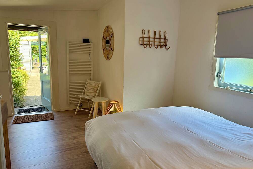 Geheel appartement, Gelijkvloerse, volledig uitgeruste, vakantiewoning met eigen terras. in Bergen (Noord-Holland), Noord-Holland - Kust van de Noordzee