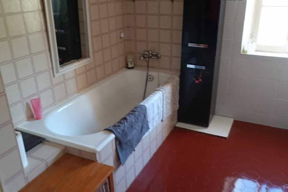2-room apartment in a large, quiet house with garden and shared spaces in Vence, Mittelmeerküste (Frankreich)