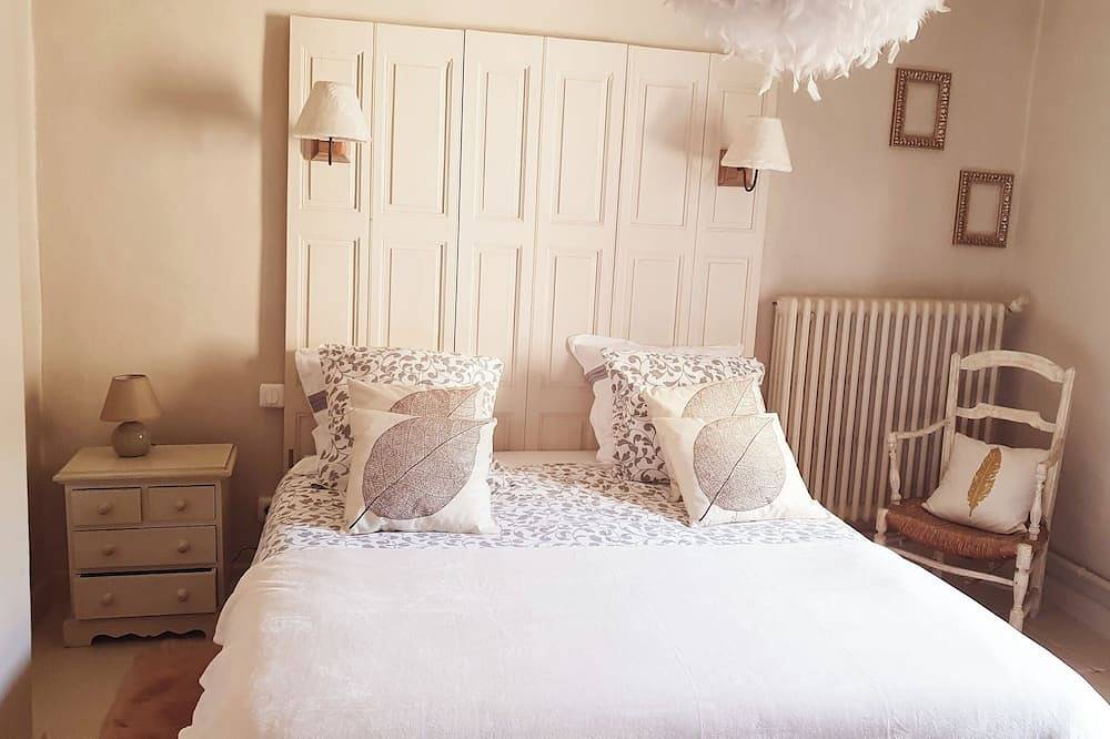 Guest house with 4 individually rented rooms. in Bernis, Nimes region