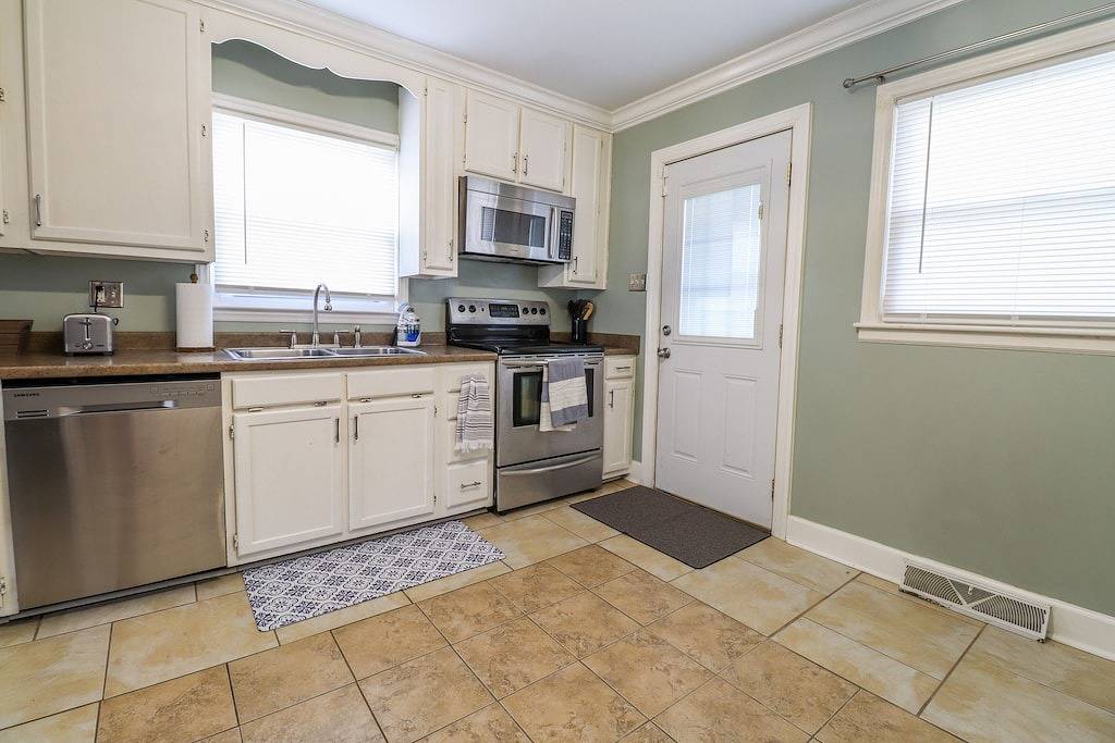 ⭐️ Amelia’s Retreat ⭐️ @ Greensboro 🐕🏥🏙🏊‍♀️🛍🍔🥂 Close in Greensboro, Guilford County