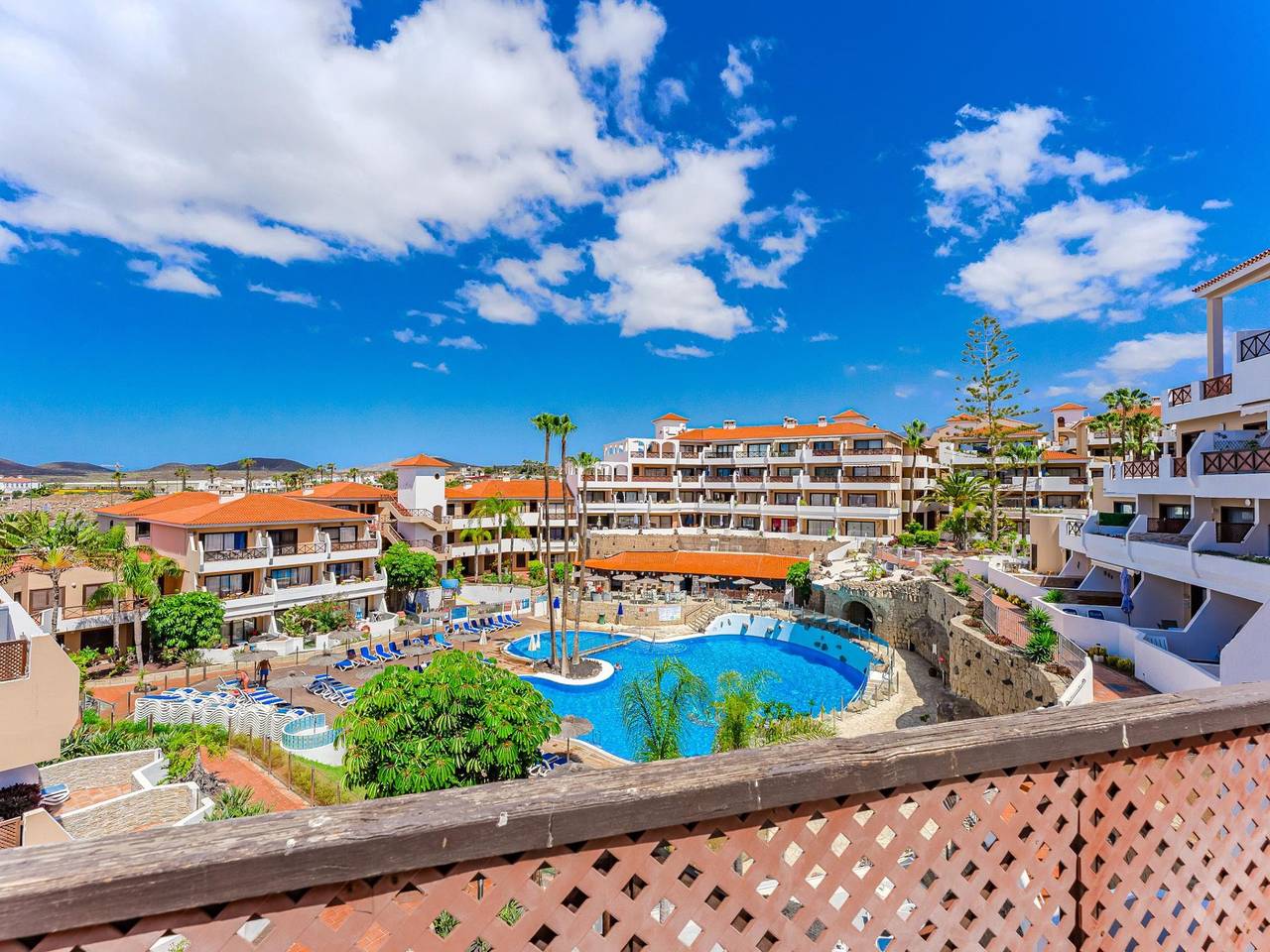 Apartamento vacacional entero, Apartamento junto a la playa con piscina, balcón y WiFi in Las Adelfas, San Miguel de Abona