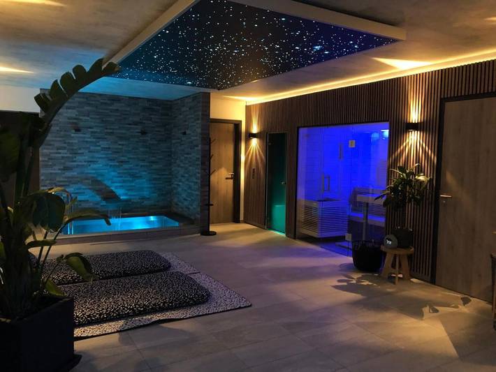 Gîte pour 2 personnes, avec jacuzzi ainsi que sauna et terrasse dans Alle