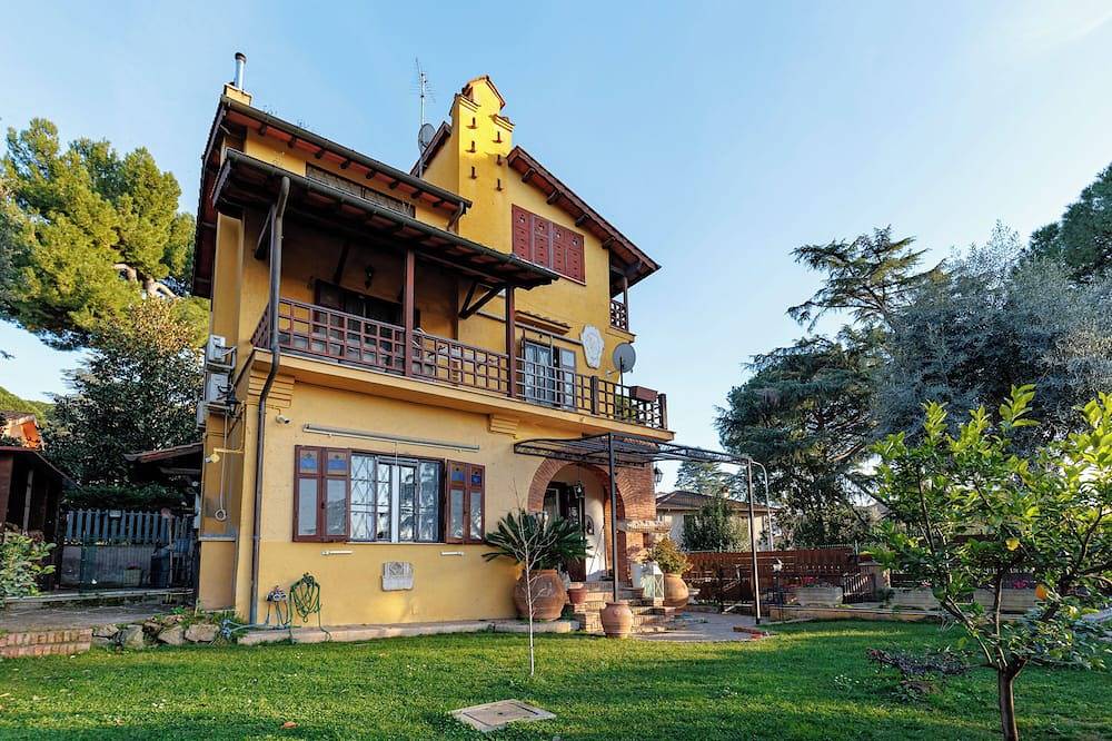 Entire apartment, The Magic Little Castle - Where Memories Come Alive in Grottaferrata, Parco Regionale dei Castelli Romani