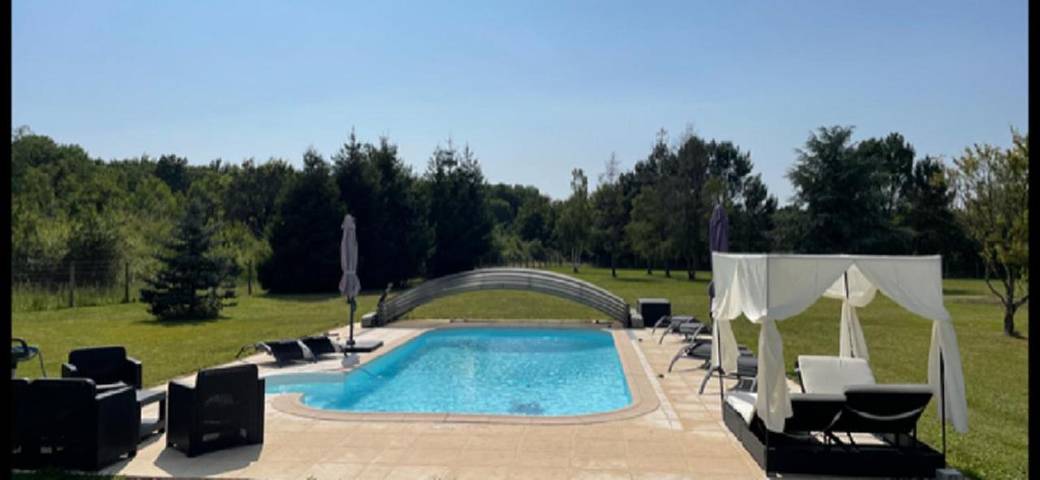Gîte pour 2 personnes, avec Terrasse et Jacuzzi ainsi que Jardin et Piscine dans Cléré-les-Pins