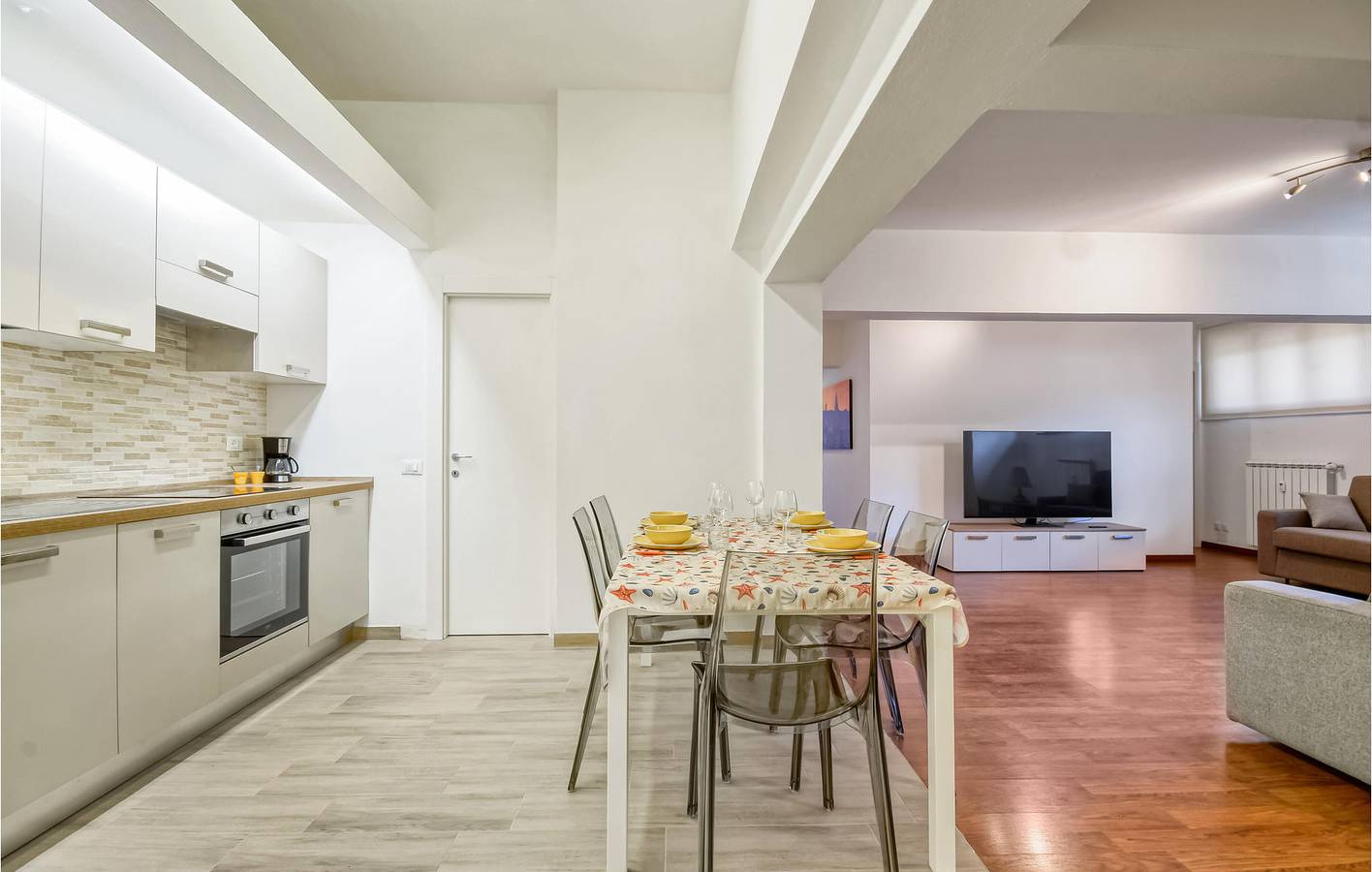 Ganze Ferienwohnung, Gemütliche 70sqm Wohnung | 600m zum Strand | TV & Internet in Recco, Riviera di Levante