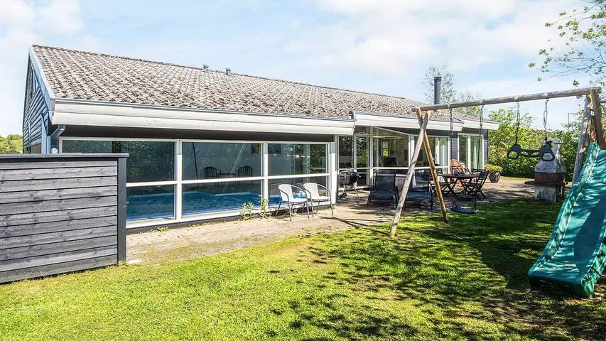 Ferienhaus für 13 Personen, mit Whirlpool und Sauna sowie Terrasse und Pool in Lyngsbæk Strand - 4