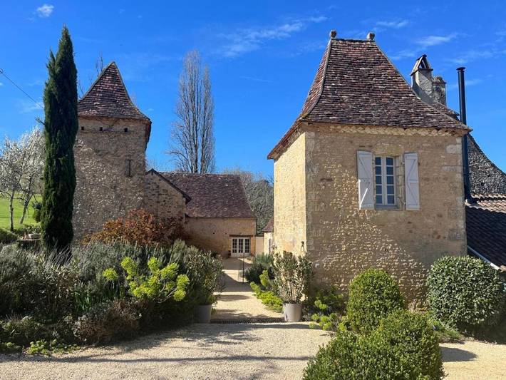 Location de vacances pour 8 personnes, avec jardin ainsi que terrasse et piscine à Savignac-de-Miremont