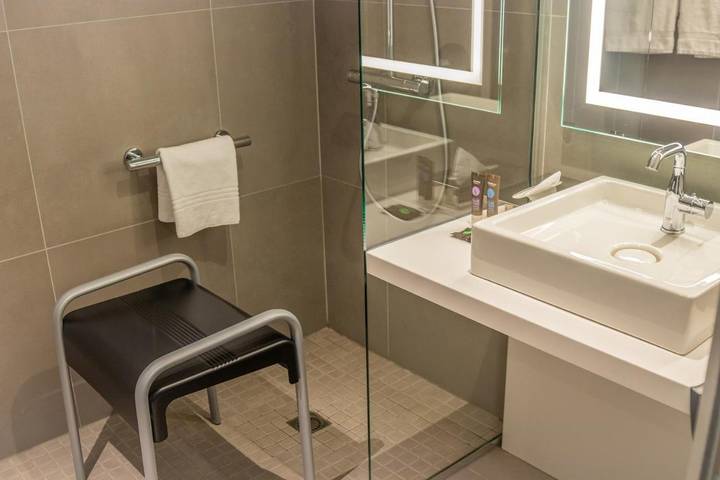 Hôtel pour 2 personnes, avec piscine et jardin à Bron - 3