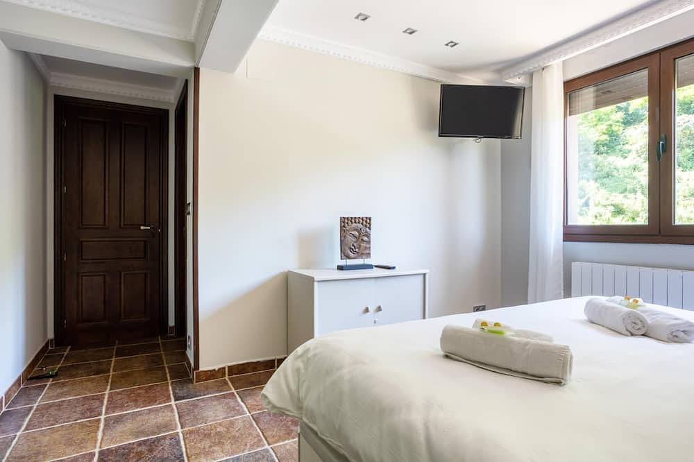 Sarren Villa Pool by Urdaibai Rentals in Bermeo, Urdaibai Biosphere Reserve