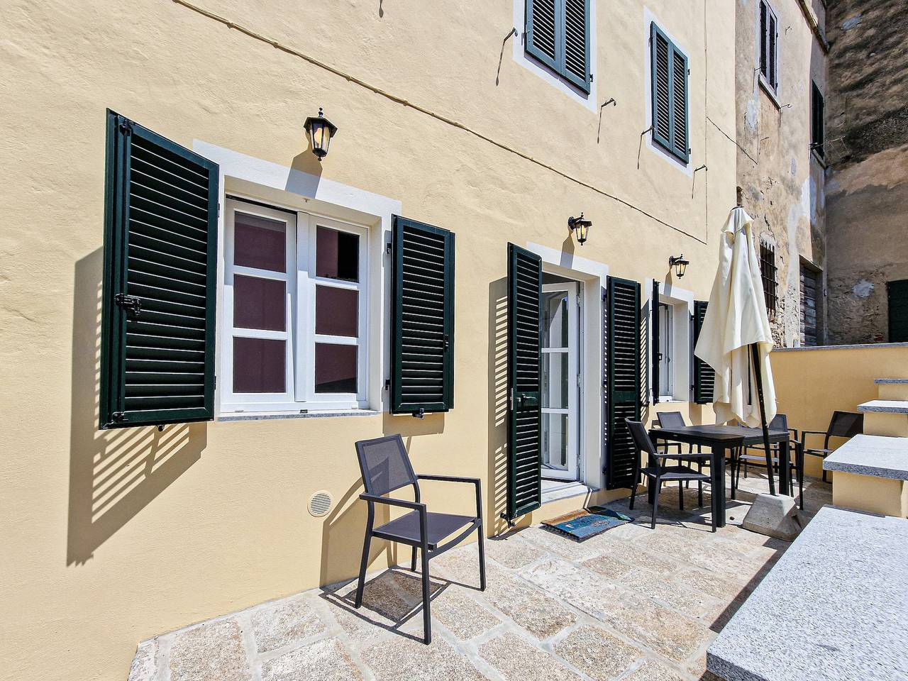 Entire apartment, Apartment 'Campo City Center' with Private Terrace, Balcony and Air Conditioning in Spiaggia di Marina di Campo, Marina di Campo